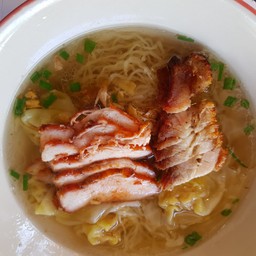 บะหมี่เกี๊ยว หมูแดง หมูกรอบ น้ำ