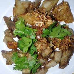 หมูกรอบกระเทียม