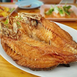 ปลากะพงทอดราดน้ำปลา