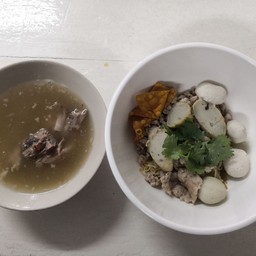 ถ้าเป็นบะหมี่ต้มยำน่าจะไม่ธรรมดาแน่ๆ นี่แค่บะหมี่แห้งยังขนาดนี้ 