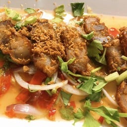 ยำหมูทอดกรอบ