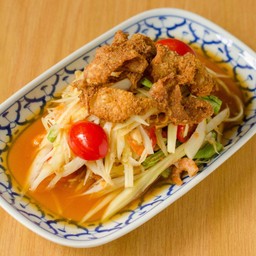 ส้มตำไทยกับหนังไก่ทอด