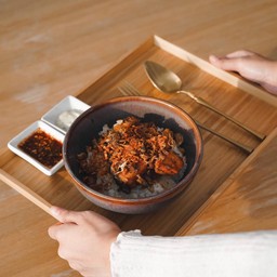 ข้าวญี่ปุ่นแซลม่อนทอดกระเทียม