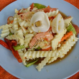 ตำยอดมะพร้าวกุ้งหมึก