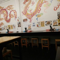 โต๊ะยาวแบบเดี่ยวหรือจะนั่งโต๊ะใหญ่รวมกับคนอื่นก็สนุกดี