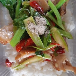 ผัดคะน้าหมูกรอบ