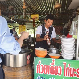 เจ้าของร้านใช้ไมค์พูดไปกับลูกค้า
