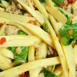 ข้าวกระเพราหมูสับใส่หน่อไม้