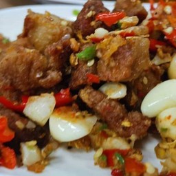 สามชั้นคั่วพริกเกลือ