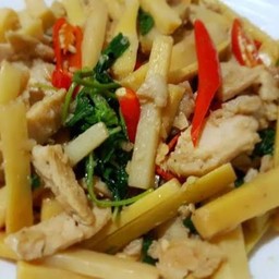 ข้าวกระเพราไก่ใส่หน่อไม้