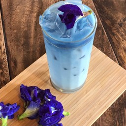 นมสดอัญชัญใบเตย