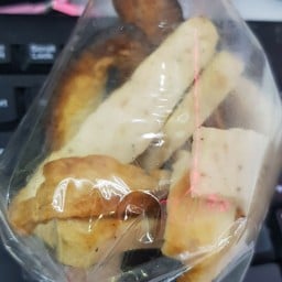 คนทำอาหารร้านนี้มักง่ายมาก ทอดหมูยอไหม้ ยังเอามาขายให้ลูกค้า ส่วนกับให้น้อยบ้าง 