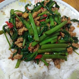 ผัดผักบุ้งหมูสับราดข้าว