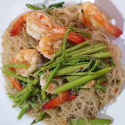 เส้นหมี่ผัดกระเฉดกุ้งสด