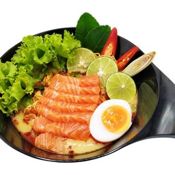 ก๋วยเตี๋ยวต้มยำไข่หวาน-ปลาแซลมอน