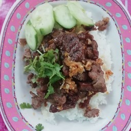 ข้าวเนื้อกระเทียม