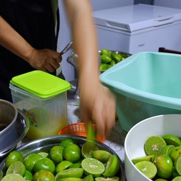 มะนาวหอมๆๆ คั้นสดๆๆเลย😻มาจ้ายำอีโบโซแซ่บ