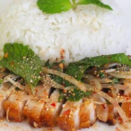 ลาบหมูกรอบราดข้าว