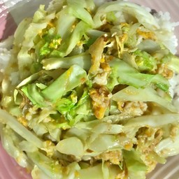 ผัดกระหล่ำปีใส่ไข่ราดข้าว