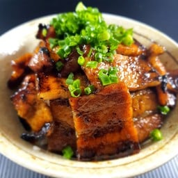 ข้าวหน้าหมูย่างถ่านต้นตำรับญี่ปุ่น คำโต