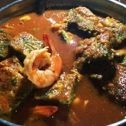 แกงส้มชะอมทอดกุ้งสด
