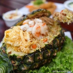 ข้าวอบสับปะรด Baked Rice in Pineapple Whole