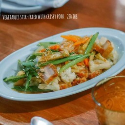 ผัดผักรวมหมูกรอบ