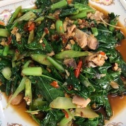 คะน้าปลาเค็มกับข้าว