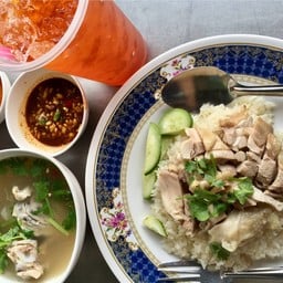 ข้าวมันไก่ต้ม น้ำซุปต้มยำ ชาดำเย็น 