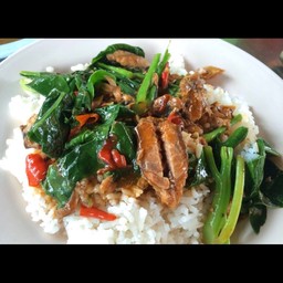 ข้าวคะน้าปลากระป๋อง