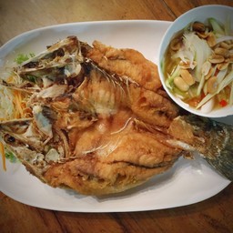 ปลากระพงทอดน้ำปลายำมะม่วง