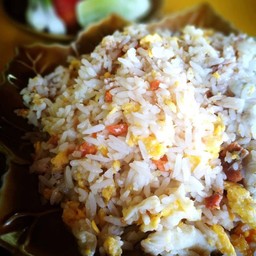 ข้าวผัดปู กลาง