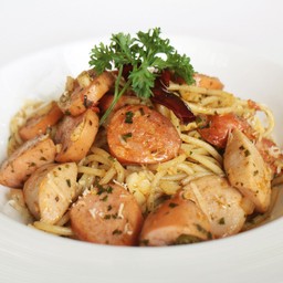 รวมมิตรไส้กรอกเยอรมันผัดพริกแห้ง