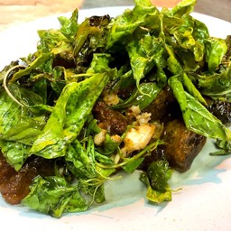 กะเพราไข่เยี่ยวม้า