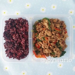 ข้าวไรซ์เบอร์รี่+กะเพราเนื้อ (หอม)