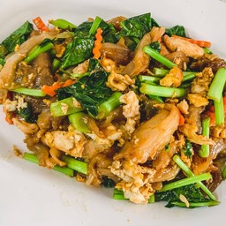 แล้วแต่นก ราดหน้า คั่วไก่ ผัดซีอิ๋ว สุกี้