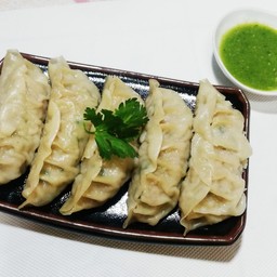 สำหรับคนที่รักสุขภาพ ไม่ทานน้ำมัน เกี๊ยวซ่านึ่ง ทานกับน้ำจิ้มลุยสวน เข้ากันดี