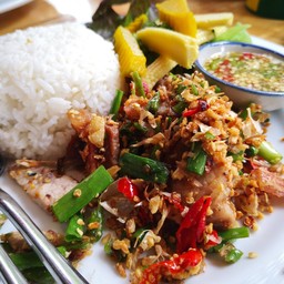 ข้าวหมูกรอบคั่วพริกเกลือ
