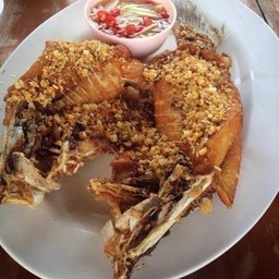 ปลากระพงทอดกระเทียม