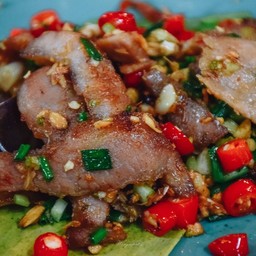 คอหมูย่างคั่วพริก