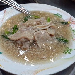 ราดหน้ายอดผักหมูหมัก