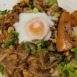 ก๋วยเตี๋ยวคั่วไก่ไข่ลาวา