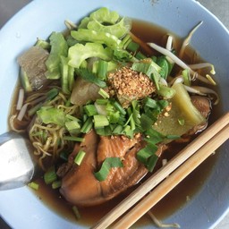 ก๋วยเตี๋ยวเนื้อตุ๋น เอ็นตุ๋น บังเด็ร (สูตรเสนา)