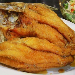 ปลากะพงทอดราดน้ำปลา