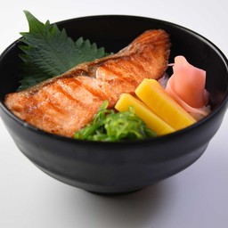 ข้าวหน้าปลาแซลมอนย่างเกลือ