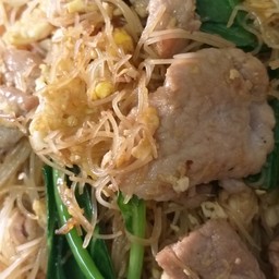 เส้นหมี่ผัดซีอิ๊ว หมู