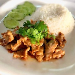 หมูผัดกระเทียมราดข้าว