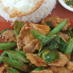 ข้าวราดผัดพริกแกงหมู