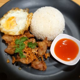 ข้าวหมูทอดกระเทียมไข่ดาว