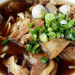 ก๋วยเตี๋ยวเนื้อตุ๋นแม่สมบูรณ์